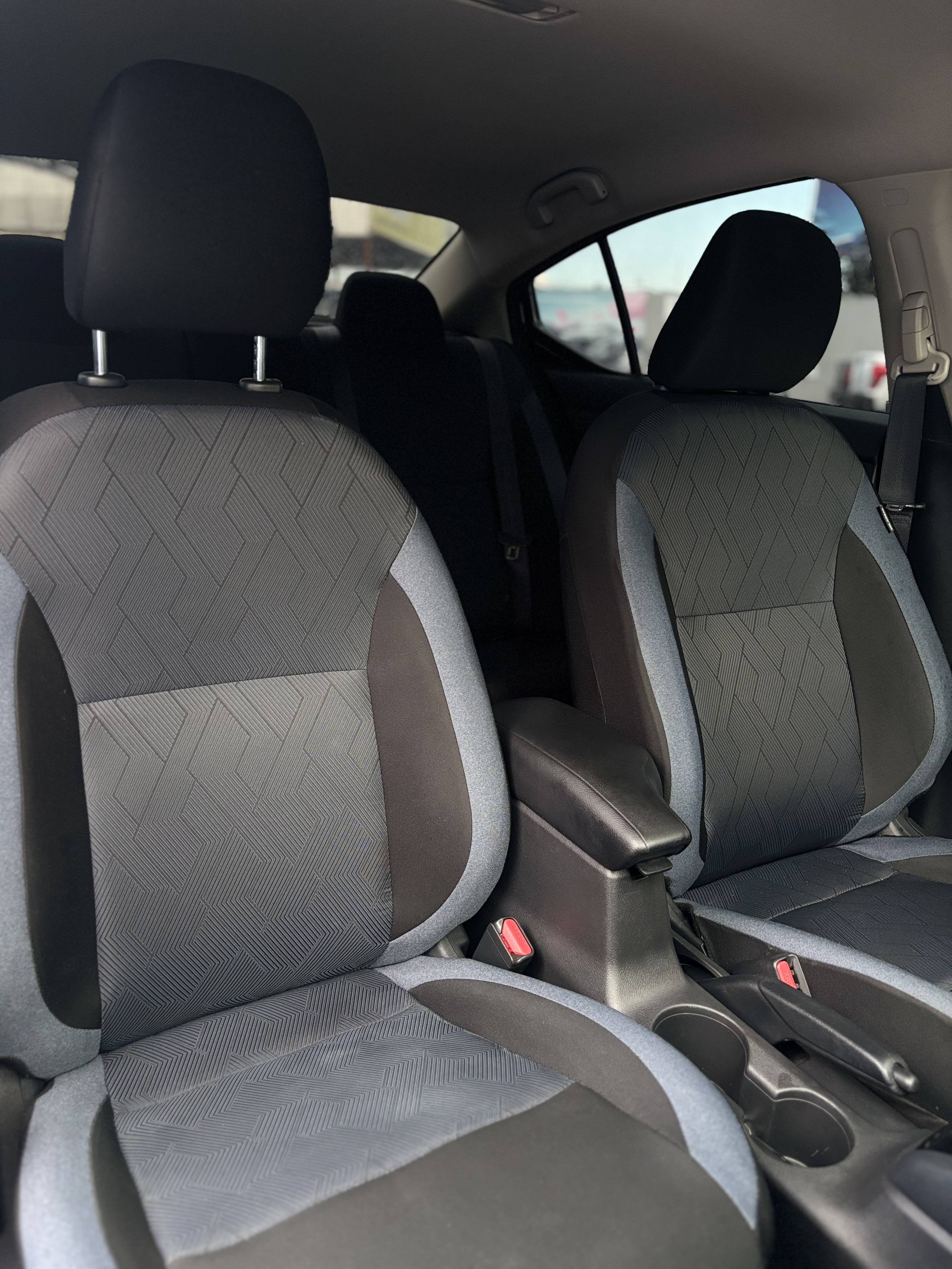 Nissan Versa Advance TA 2025, fotografía 4