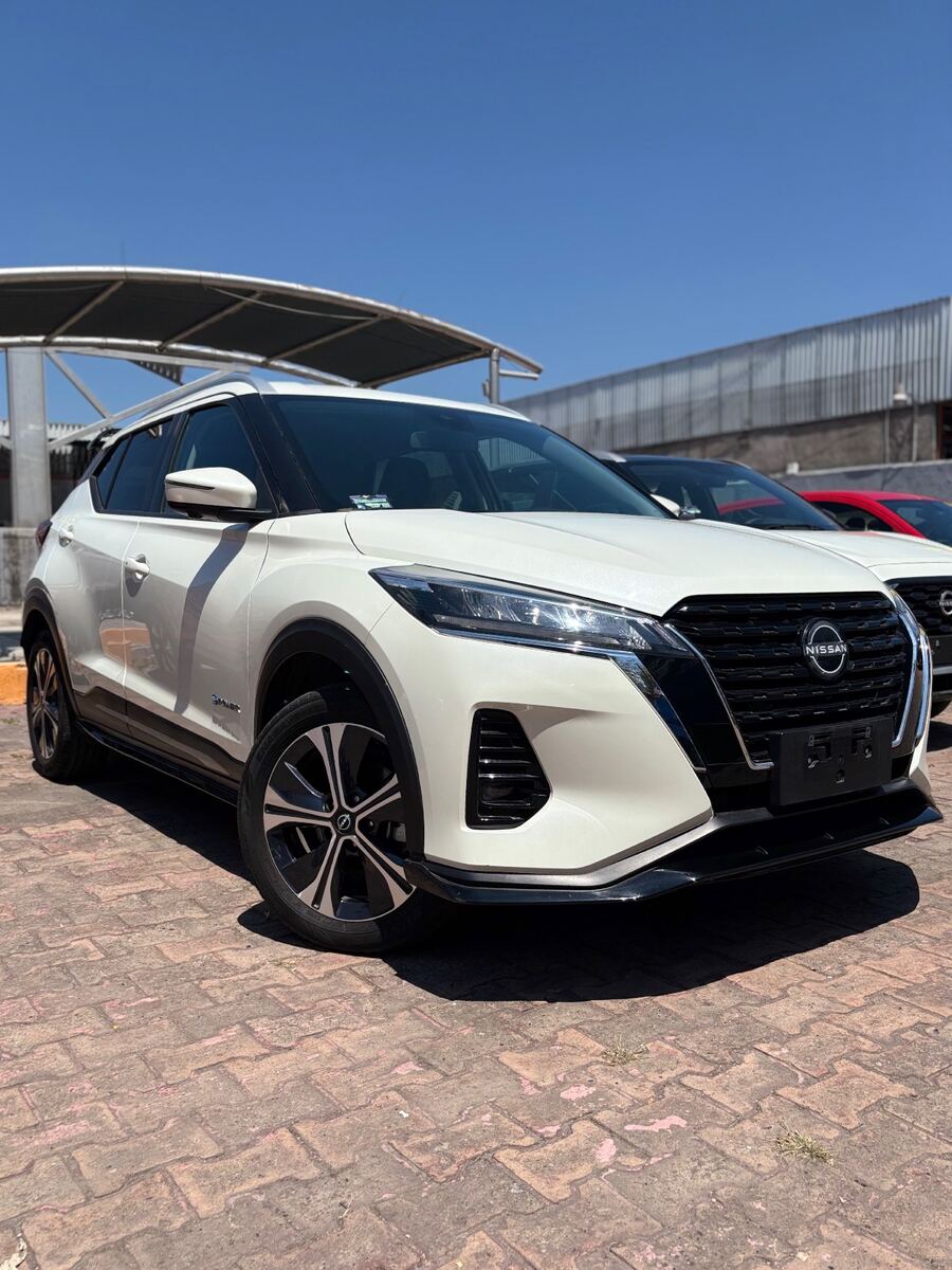 Nissan Kicks Play Platinum e-POWER 2025, fotografía 1