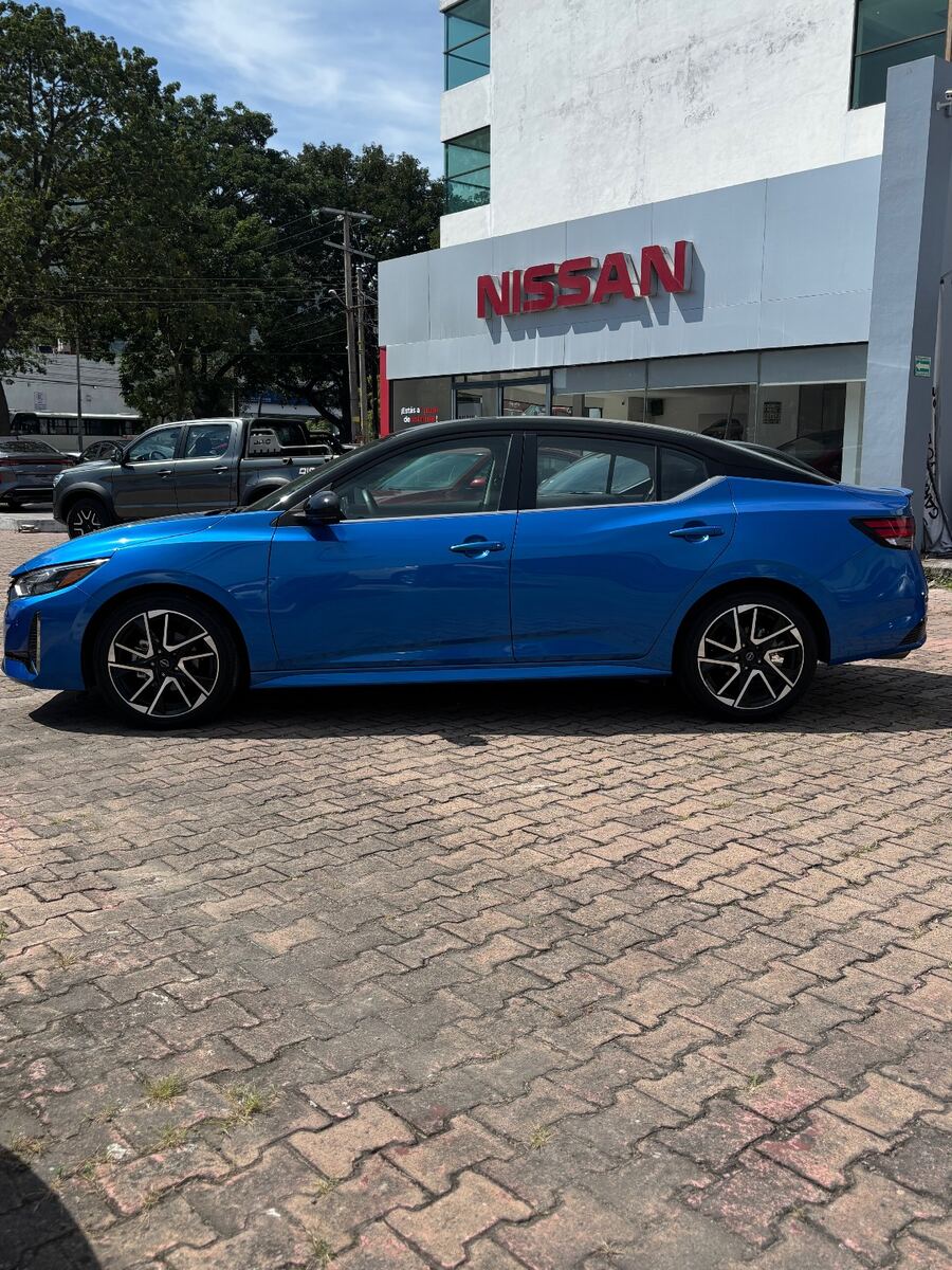 Nissan Sentra SR Platinum Bitono TA 2025, fotografía 3