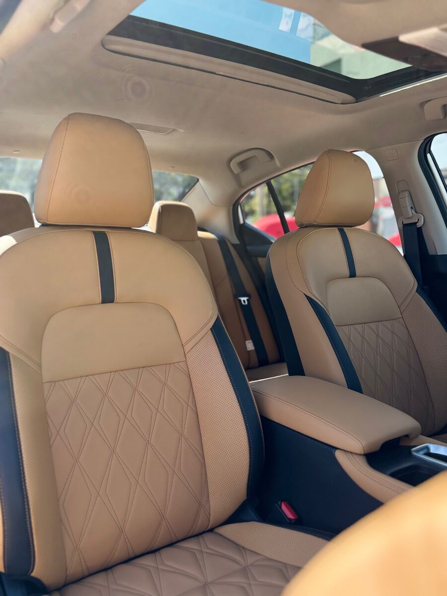 Nissan Sentra SR Platinum Bitono 2025, fotografía 5